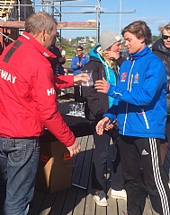 Alexander mottar premien for beste Laser Radial seiler i NorgesCup3 i Moss.