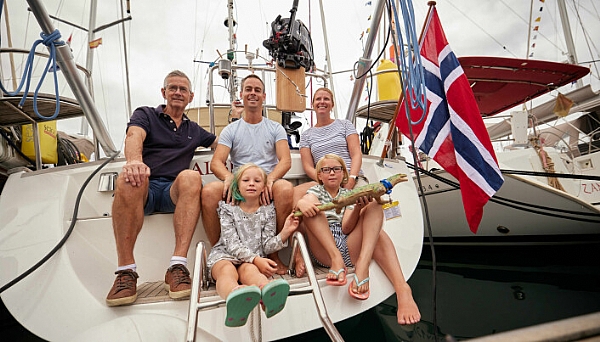 Marthe Faugstad & Anders Landro i Najad 490 «Albicilla» seiler med barna Lucie og Matilde. Med som mannskap er også Åge Landro