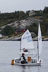 Steffen i ledelsen i første seilas.