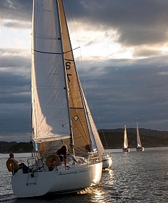 Tiden i båten avsluttes med regatta eller tur.